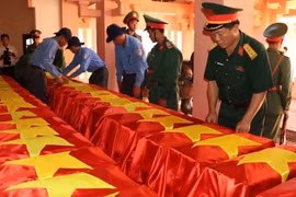 Hài cốt 43 Liệt sỹ quân tình nguyện được đón về nước sau đó sẽ tổ chức lễ truy điệu và an táng tại Nghĩa trang Liệt sỹ tỉnh Bình Phước. (Ảnh: TTXVN phát)