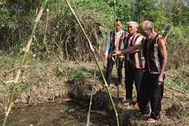 Tái hiện nghi lễ cầu mưa của đồng bào Bahnar ở làng Hnap, xã K'Dang, huyện Đăk Đoa, tỉnh Gia Lai. (Ảnh: Hoài Nam/TTXVN)