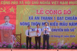 Phó Chủ tịch UBND tỉnh Sóc Trăng Vương Quốc Nam trao quyết định công nhận xã nông thôn mới kiểu mẫu cho xã An Thạnh 1, huyện Cù Lao Dung. (Ảnh: Tuấn Phi/TTXVN)