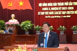 Ông Phạm Văn Hiểu, Phó Bí thư Thường trực Thành ủy, Chủ tịch HĐND thành phố Cần Thơ phát biểu khai mạc kỳ họp. (Ảnh: Ngọc Thiện/TTXVN)