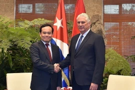 Phó Thủ tướng Trần Lưu Quang hội kiến ông Miguel Diaz-Canel, Bí thư thứ nhất Ban Chấp hành Trung ương Đảng cộng sản Cuba, Chủ tịch nước Cuba, chiều 15/4, tại Cung Cách mạng ở Thủ đô La Habana. (Ảnh: VGP/TTXVN phát)