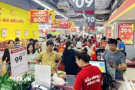 Người dân mua sắm hàng hóa tại siêu thị Winmart. (Ảnh: Trần Việt/TTXVN)