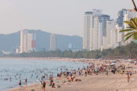 Bãi biển Nha Trang trải dài hút tầm mắt với nước biển xanh trong là nơi thu hút nhiều du khách đến nghỉ dưỡng, vui chơi. (Ảnh: Hoàng Hiếu/TTXVN)