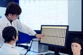 Nhóm kỹ thuật thần kinh của Đại học Thiên Tân nghiên cứu công nghệ giao diện não-máy tính (BCI). (Nguồn: Đại học Thiên Tân, Trung Quốc)