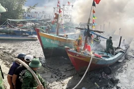 Cán bộ, chiến sỹ Đồn Biên phòng Long Hòa, Bộ đội Biên phòng Thành phố Thành phố Hồ Chí Minh tích cực tham gia cứu hộ, chữa cháy. (Ảnh: TTXVN phát)