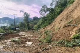 Sạt taluy dương đoạn Km 56+260, Quốc lộ 15C. (Ảnh: TTXVN phát)