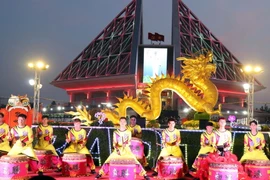 Sôi nổi các hoạt động chào mừng khai mạc Vườn hoa Xuân Giáp Thìn năm 2024 tại Quảng trường 16 tháng 4. (Ảnh: Công Thử/TTXVN)