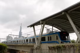 Đoàn tàu đầu tiên của tuyến Metro số 1 (Bến Thành-Suối Tiên) chạy thử nghiệm. (Ảnh: Thanh Vũ/TTXVN)