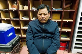 Đối tượng Nguyễn Văn Giang (trú tại phường Nhân Hòa, thị xã Quế Võ, tỉnh Bắc Ninh) bị khởi tố sau khi lái xe khách 29 chỗ bỏ chạy, đâm vào đuôi xe chuyên dụng của Cảnh sát. Ảnh: TTXVN phát