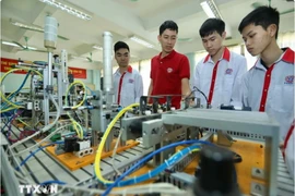 Giới thiệu mô hình tự động hóa cho sinh viên. (Ảnh: Hoàng Hiếu/ TTXVN)
