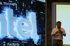 Giảng viên giới thiệu quy trình sản xuất chip bán dẫn hoàn chỉnh. (Ảnh: TTXVN phát)