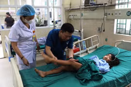 Nạn nhân bị thương đang được điều trị tại Bệnh viện Đa khoa tỉnh Hà Giang. (Ảnh: Minh Tâm/TTXVN)