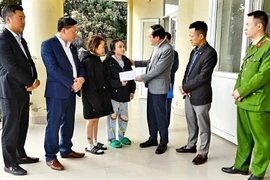 Ban An toàn giao thông tỉnh và UBND thành phố Cẩm Phả, tỉnh Quảng Ninh, thăm hỏi, hỗ trợ các gia đình nạn nhân. (Ảnh: TTXVN phát)