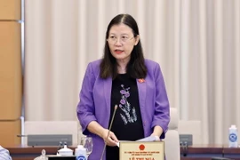 Chủ nhiệm Ủy ban Tư pháp của Quốc hội Lê Thị Nga trình bày tóm tắt báo cáo. (Ảnh: Doãn Tấn/TTXVN)