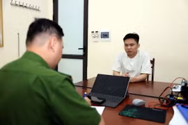 Một trong số các đối tượng bị tạm giữ tại Cơ quan Điều tra. (Ảnh: TTXVN phát)