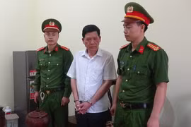 Lực lượng chức năng bắt giữ ông Nguyễn Văn Quang. (Nguồn: báo Bắc Giang)