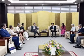 Phó Chủ tịch UBND thành phố Đà Nẵng Trần Chí Cường (phải) tiếp Ngài Olivier Brochet, Đại sứ Cộng hòa Pháp tại Việt Nam. (Ảnh: Trần Lê Lâm/TTXVN)