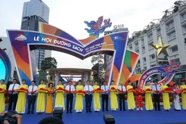 Các đại biểu thực hiện nghi thức cắt băng khai mạc Lễ hội Đường sách Tết Giáp Thìn 2024. (Ảnh: Thu Hoài/TTXVN)