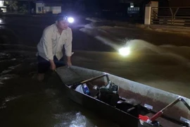 Cán bộ, nhân viên Viễn thông MobiFone Tuyên Quang ứng cứu trong mưa, lũ. (Nguồn: Facebook Trung tâm Mạng lưới MobiFone miền Bắc)