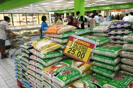 Gạo được bày bán tại siêu thị ở Penang, Malaysia. (Ảnh: AFP/TTXVN)