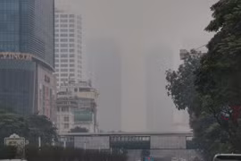 Các toà nhà cao tầng tại đường Nguyễn Chí Thanh, Thủ đô hà Nội, mờ ảo trong lớp sương mù. (Ảnh: Tuấn Đức/TTXVN)