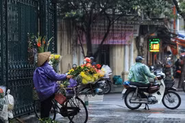 Cuộc sống mưu sinh của người dân gặp khó khăn hơn trong hình thái thời tiết mưa kèm nồm ẩm. (Ảnh: Tuấn Anh/TTXVN)