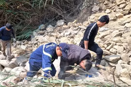 Lực lượng cứu nạn cứu hộ Công an tỉnh Hà Giang tìm kiếm thi thể lái xe ôtô chở ximăng bị lật đổ chìm ở hồ thủy điện. (Ảnh: Minh Tâm/TTXVN)