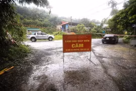 Biển cảnh báo người và phương tiện qua lại khu vực xã Cao Sơn. (Ảnh: Trọng Đạt/TTXVN)