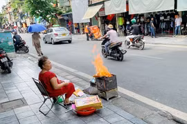 Người dân hóa vàng trên phố Hàng Đào. (Ảnh: Tuấn Đức/TTXVN)