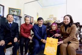 Phó Chủ tịch nước Võ Thị Ánh Xuân thăm, tặng quà cho Mẹ Việt Nam Anh hùng Đoàn Thị Diệp, tổ 10, phường Quyết Thắng, thành phố Sơn La. (Ảnh: Quang Quyết/TTXVN)