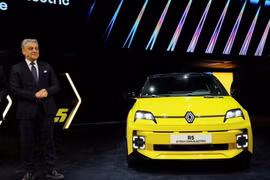 Giám đốc điều hành của Tập đoàn Renault Luca de Meo, đứng cạnh chiếc xe điện Renault 5 được trưng bày trong ngày truyền thông của Triển lãm ôtô Geneva lần thứ 91, tại Geneva, Thụy Sĩ, ngày 26/2. (Nguồn: Reuters)