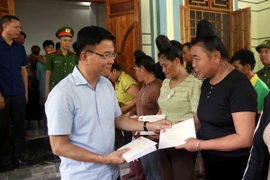 Phó Thủ tướng Lê Thành Long thăm, tặng quà nhân dân bản Phiêng Nghè, xã Chiềng Đen, thành phố Sơn La, tỉnh Sơn La, bị ngập lụt do ảnh hưởng của cơn bão số 2. (Ảnh: Quang Quyết/TTXVN)