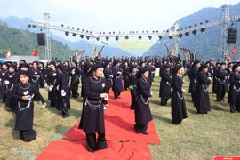 Màn biểu diễn múa bát của 250 diễn viên quần chúng. (Ảnh: Vũ Hoàng Giang/TTXVN)