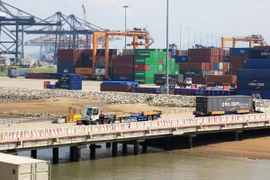 Xe container chở hàng hóa qua cầu tàu trong cụm cảng Cái Mép-Thị Vải, thị xã Phú Mỹ, tỉnh Bà Rịa-Vũng Tàu. (Ảnh: Hồng Đạt /TTXVN)