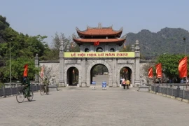 Cổng chính dẫn vào Khu di tích Cố đô Hoa Lư. (Ảnh: Đức Phương/TTXVN)