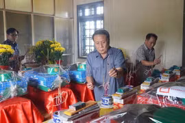 Ông Hà Sỹ Đồng - Phó Chủ tịch Thường trực UBND tỉnh Quảng Trị dâng hương lên các anh hùng liệt sĩ vừa được tìm thấy. (Nguồn: báo Lao động)