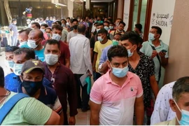 Công nhân Bangladesh ở Dhaka xếp hàng mua vé máy bay để trở về Saudi Arabia. (Nguồn: AP)