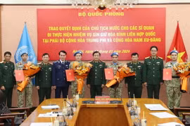 Trao Quyết định, giao nhiệm vụ cho sỹ quan làm nhiệm vụ Gìn giữ Hòa bình