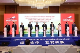 Chủ tịch Quốc hội Vương Đình Huệ và các đại biểu chúc mừng Hãng Hàng không Vietjet nhân dịp10 năm mở đường bay tới Trung Quốc và thực hiện nghi thức công bố mở đường bay mới tới thành phố Tây An, tỉnh Thiểm Tây, Trung Quốc. (Ảnh: Nhan Sáng/TTXVN)