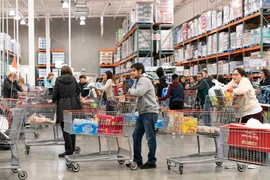 Khách hàng mua sắm tại siêu thị ở Foster City, California, ngày 21/12/2023. (Ảnh: THX/TTXVN)