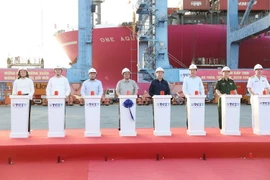 Thủ tướng Phạm Minh Chính và các đại biểu thực hiện nghi thức phát lệnh làm hàng đầu Xuân Giáp Thìn 2024 tại cảng Quốc tế Tân Cảng - Cái Mép (TCIT). (Ảnh: Dương Giang/TTXVN)