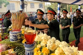 Lễ Viếng hương tưởng nhớ anh linh các Liệt sỹ. (Ảnh: Lê Phước Ngọc/TTXVN)