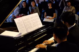 Chuỗi chương trình biểu diễn âm nhạc cổ điển sẽ kéo dài đến ngày 17/3 với nhiều loại nhạc cụ khác nhau như piano, kèn đồng, violin. (Ảnh: Nguyễn Dũng/TTXVN)