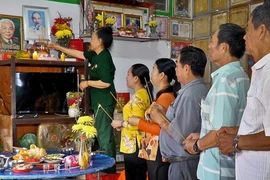 Gần 40 năm qua, mỗi dịp kỷ niệm ngày sinh, ngày mất của Bác, bà Trương Thị Tuyết, ấp Xóm Lớn Ngoài, xã Hàng Vịnh, huyện Năm Căn cùng các thành viên trong Hội Cựu chiến binh lại tất bật chuẩn bị mâm cơm dâng Bác. (Ảnh: Huỳnh Anh/TTXVN)