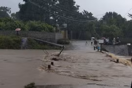 Nước lũ dâng cao tại ngầm tràn Vĩnh Tiến, xã Vĩnh Tiến, huyện Kim Bôi, tỉnh Hòa Bình, gây nguy hiểm cho người dân tham gia giao thông. (Ảnh: TTXVN phát)