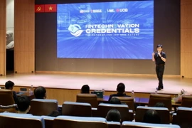 Đại diện Ban tổ chức giới thiệu chương trình đến sinh viên tại sự kiện. (Ảnh: Mỹ Phương/TTXVN)