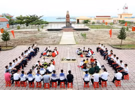 Quân dân ở Trường Sa thi gói bánh chưng đón Tết 