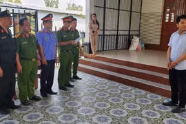 Đọc lệnh khám xét nhà Phạm Ngọc Chơn. (Ảnh: TTXVN phát)