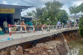 Hiện trường vụ sạt lở bờ kênh Rạch Chanh trên địa bàn phường Long Hưng, quận Ô Môn, thành phố Cần Thơ. (Ảnh: TTXVN phát)