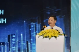 Ông Dương Anh Đức, Phó Chủ tịch UBND thành phố Hồ Chí Minh, thông tin về chiến lược phát triển đô thị thông minh tại hội thảo. (Ảnh: Mỹ Phương/TTXVN)